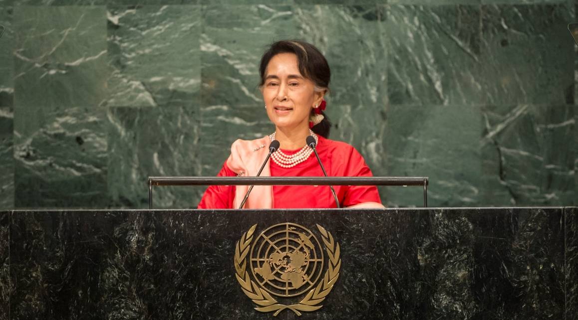 Kuvassa Aung San Suu Kyi YK:n yleiskokouksen puhujakorokkeella. Hän on ollut johtava demokratian puolestapuhuja Myanmarissa jo vuosia, mutta vuodesta 2017 alkaen hän on saanut kansainvälisesti voimakasta kritiikkiä siitä, ettei ole tehnyt enempää lopettaakseen sotilasviranomaisten raakaa kohtelua rohingyalaisia kohtaan. Kuva: YK-kuva/Cia Pak.